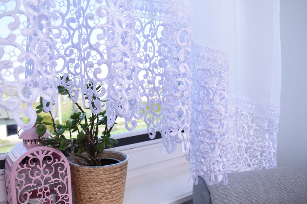 Hvit blondegardin Guipure Trim gardin Skjermvindu gardin Dekorativ Voile gardin Ruffled gardin Elegant vindusbehandling Moderne klassisk gardin Ferdiglaget gardin Hjemmedekorasjonsgardin Hvit Skjermgardin Slørgardin med blonder Universal Tape gardin Rørformet gardinstanggardin Stue gardin Soveromsgardin Vindusgardin
